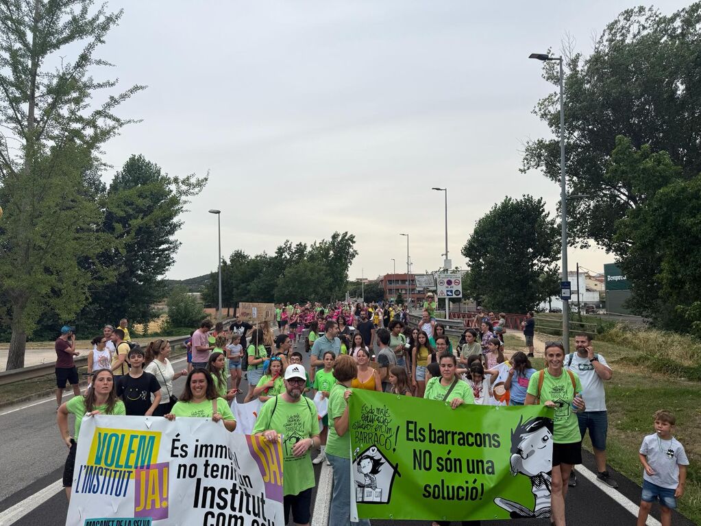 Prop de 175 persones participen en una marxa lenta per reclamar al Departament d’Educació el desbloqueig immediat de la construcció del nou institut de Maçanet de la Selva