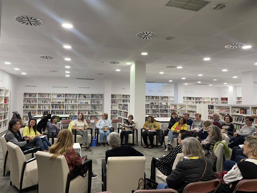 Martí Gironell al club de lectura de la Biblioteca de Maçanet de la Selva per parlar sobre el “gendre de Cal Coix”