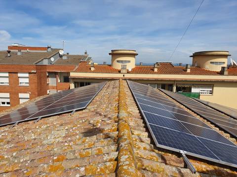 L’Ajuntament instal•la 72 plaques solars que reduiran el cost de la factura elèctrica i les emissions de CO2