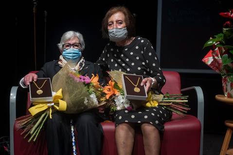 Entrega de la Medalla de la Vila a la Sra. Isabel Quellos i la Sra. Núria Gener.