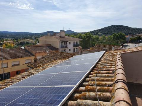 Les plaques fotovoltaiques de l’Ajuntament estalvien gairebé 4.000€ d’electricitat en un any