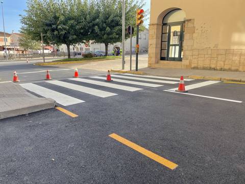 Nou asfalt i pintura als carrers Nou, Salvador Espriu i Jaume Balmes