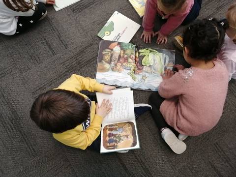 Es reprenen les visites escolars a la biblioteca municipal 