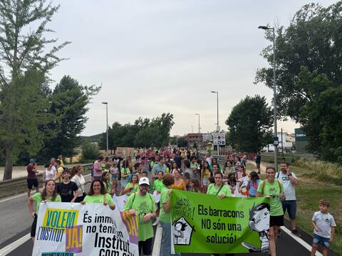 Prop de 175 persones participen en una marxa lenta per reclamar al Departament d’Educació el desbloqueig immediat de la construcció del nou institut de Maçanet de la Selva