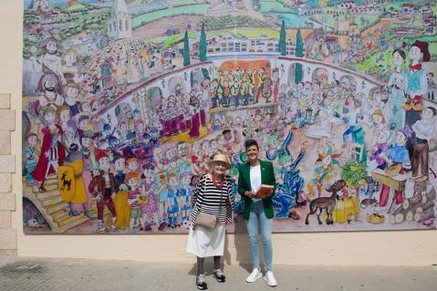 Pilarín Bayés inaugura el mural dedicat a Maçanet de la Selva 