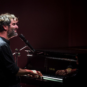 Joan Dausà tanca el FeÇtival Octubre 2023 amb un concert íntim a La Societat de Maçanet de la Selva