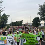 Prop de 175 persones participen en una marxa lenta per reclamar al Departament d’Educació el desbloqueig immediat de la construcció del nou institut de Maçanet de la Selva